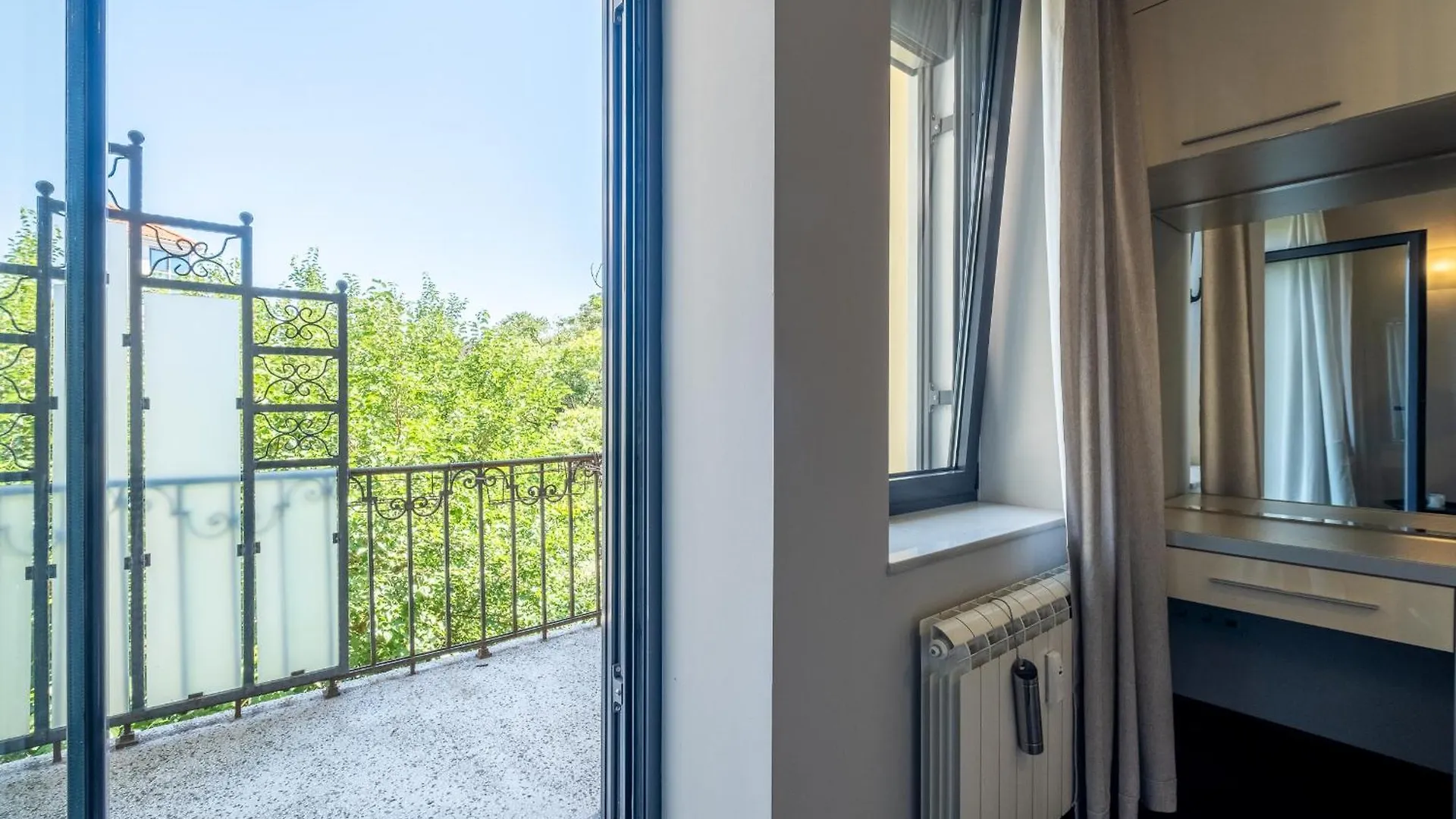 Apartment Modern Yet Rustic Style City Centre Apt 2Br/2Bth Sofia Bulgaria